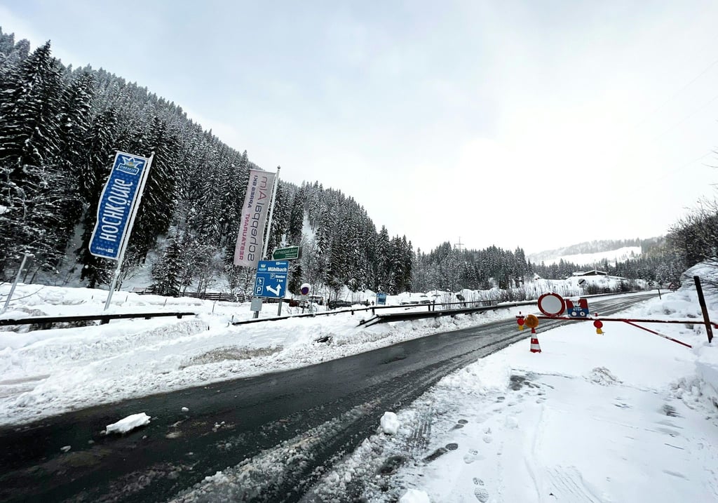 Blick auf eine Straße in Mühlbach Am Hochkönig, die aufgrund von Lawinengefahr gesperrt ist.