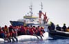 Das zivile Seenotrettungsschiff Humanity 1 rettet Migranten im Mittelmeer. 