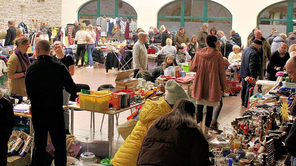 Das Bürgerhaus in Wellen bietet den Anbietern ein ansprechendes Ambiente. Viele Bürger nutzten den Flohmarkt für einen Bummel, sicherten sich ein Schnäppchen und genossen eine Bockwurst.