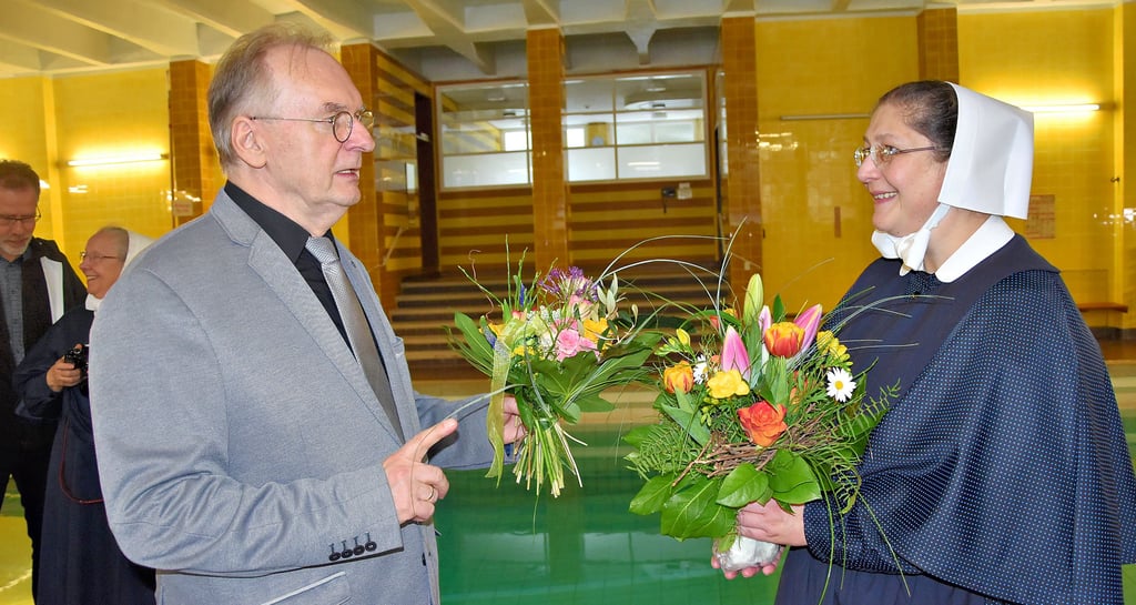 Ministerpräsident Reiner Haselhoff (CDU) überreicht in Elbingerode Blumen an Oberin Kerstin Malyche.
