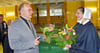 Ministerpräsident Reiner Haselhoff (CDU) überreicht in Elbingerode Blumen an Oberin Kerstin Malyche. 