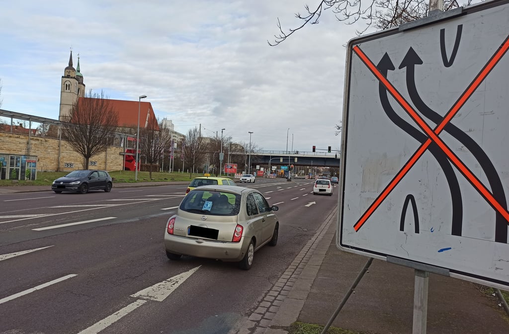Am Sonntag standen auf dem Magdeburger Schleinufer schon Baustellenschilder - noch durchgestrichen. Das ändert sich am Montag. Die neue Baustelle unter der Strombrücke droht zur Staufalle zu werden.