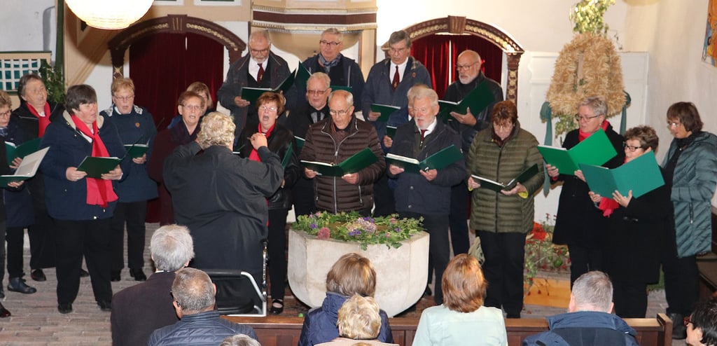 Die Chorgemeinschaft Hohenseeden tritt auch in Kirchen auf. Hier anlässlich des Erntedankfestes in der Reesener Kirche.