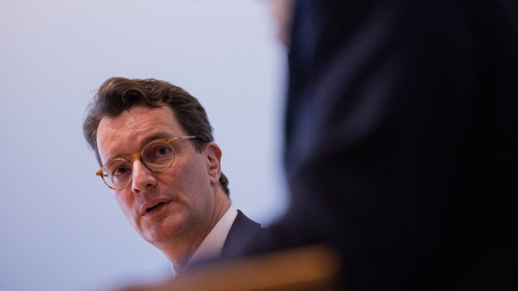 NRW-Ministerpräsident Hendrik Wüst (CDU) fordert angesichts der steigenden Flüchtlingszahlen mehr Unterstützung vom Bund.
