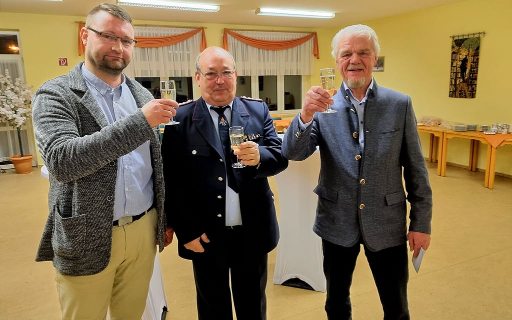 Sie hatten traditionell zum Neujahrsempfang in Vehlgast-Kümmernitz eingeladen: Denny Flader, Ralf Kersten und Ortsbürgermeister Hans-Günther Rose (von links). Gemeinsam wurde auf ein möglichst erfolgreiches neues Jahr 2023 angestoßen.