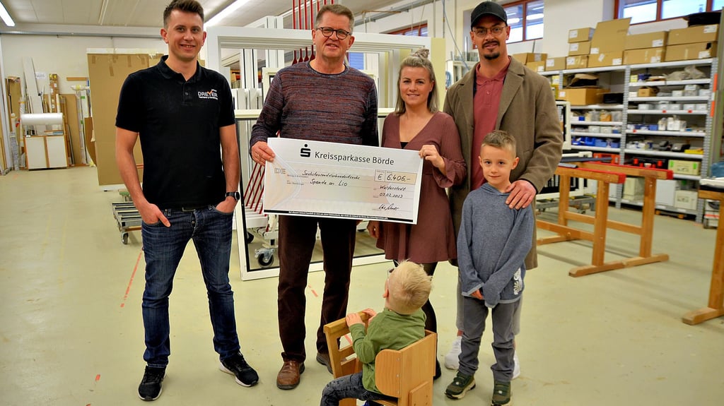 Mama Melanie Tobisch nimmt mit Lio und dem großen Bruder Levi die Spende vom sportlichen Leiter der SG Wulferstedt, Oliver Bendler, sowie von Robert und Reiner Dreyer (r.) entgegen.
