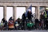 Teilnehmer einer Unterstützer—Fahrrad-Demonstration der Initiative Changing Cities fahren auf der Straße des 17. Juni nahe dem Brandenburger Tor.