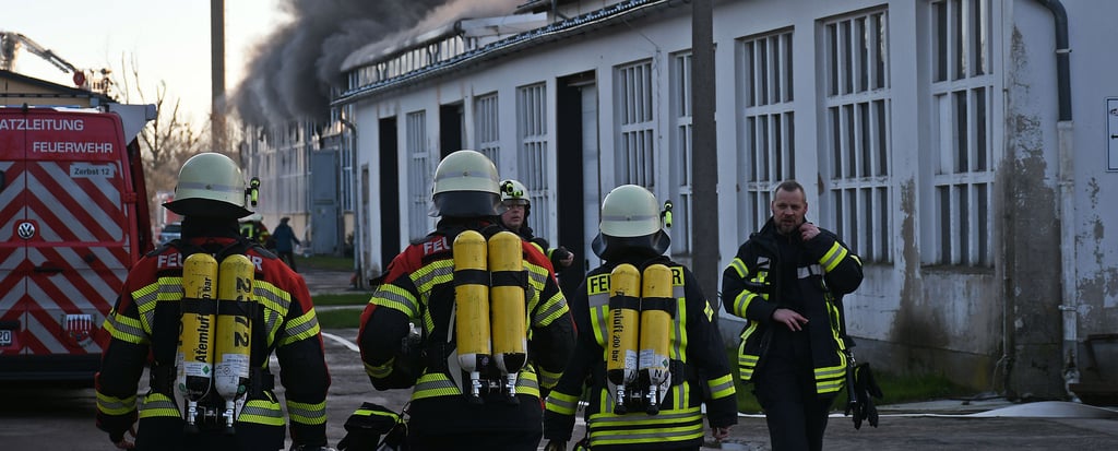 Großbrand: In der Biaser Straße brennt eine Werstatthalle für landwirtschaftliche Maschinen.
