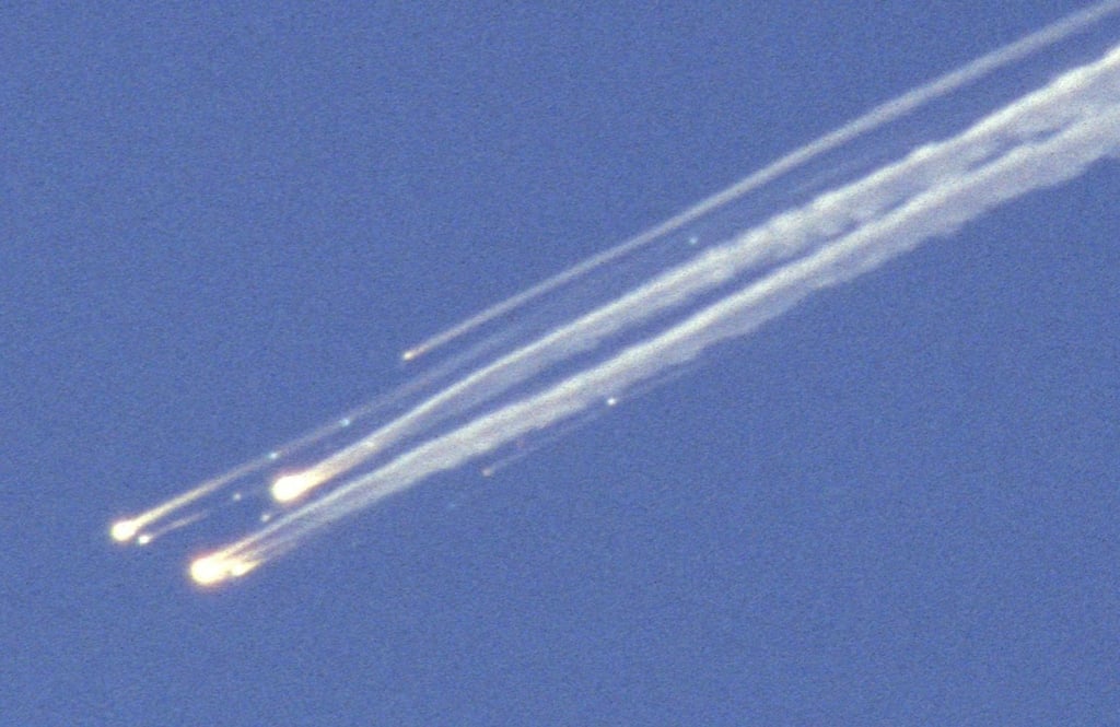 Die US-Raumfähre „Columbia“ zerfällt beim Eintritt in die Athmosphäre in großer Höhe über dem Norden von Texas in mehrere Teile.