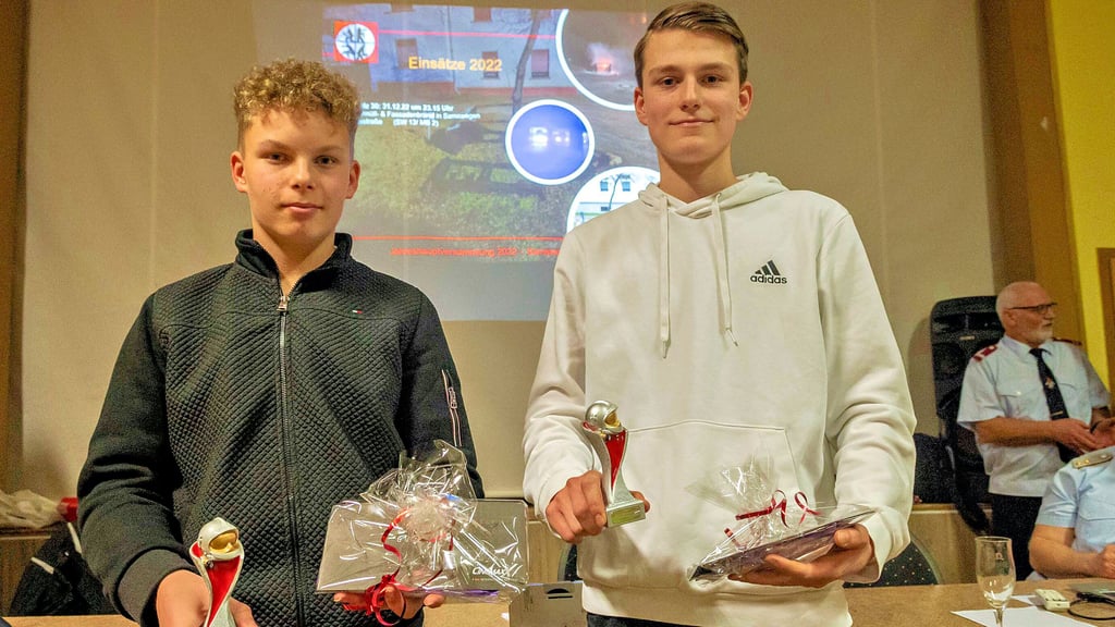 Ohle Ahlers und Jannes Braune haben in der Silvesternacht verhindert, dass ein Brand auf ein Gebäude überschlägt. Die beiden 14-Jährigen sehen ihr Engagement eher bescheiden, bei den „Großen“ ist man anderer Meinung und feiert die Jugendlichen dafür.