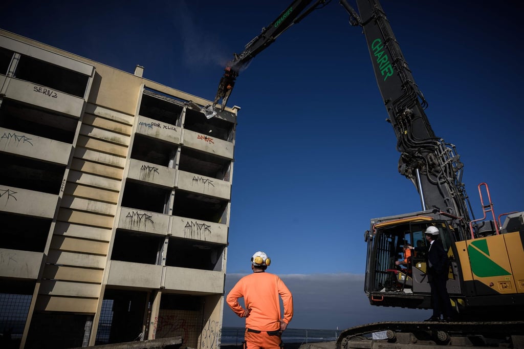 Ein Appartementblock direkt am Wasser muss abgerissen werden - dahinter steckt die Klimakrise.