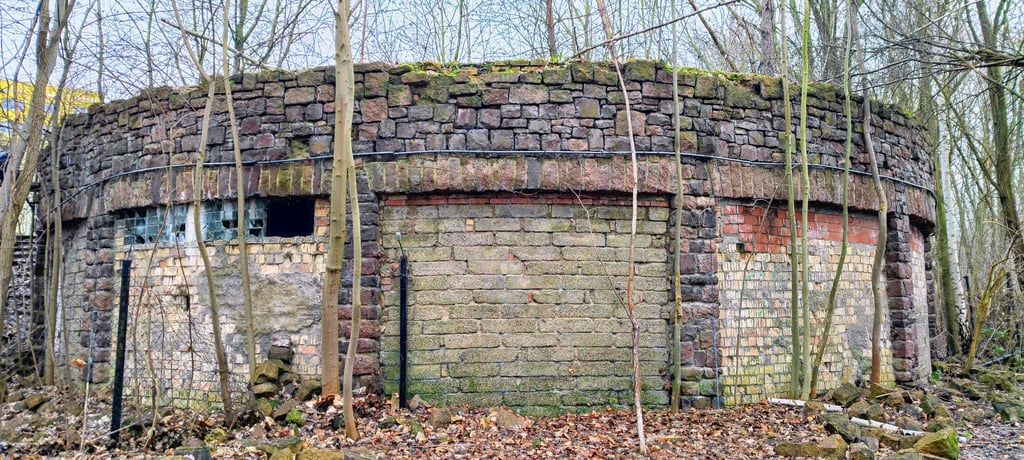 Die Kuppelhalle wurde bereits vor Jahren zugemauert, allmählich zerfällt das Denkmal.