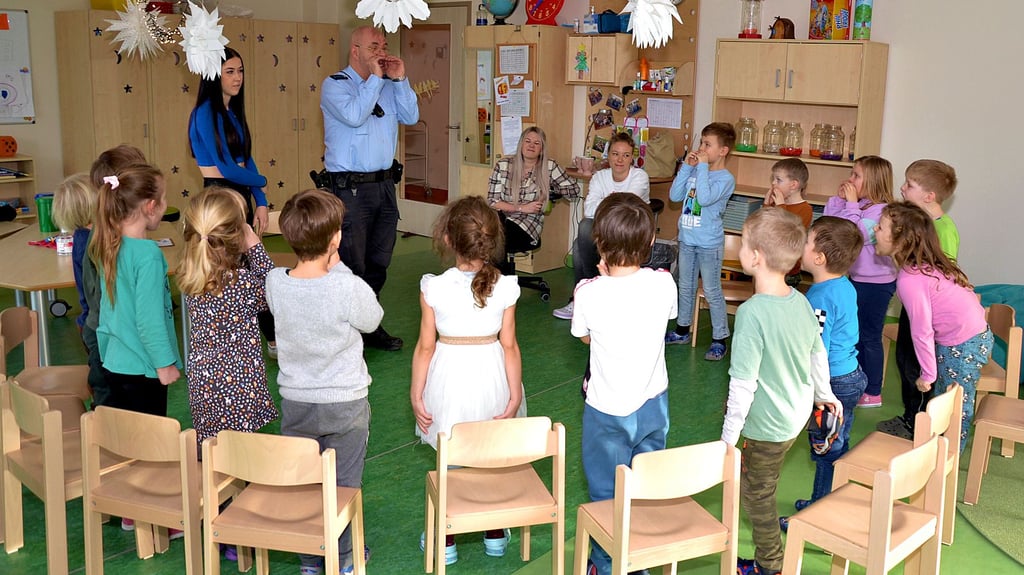Zusammen mit Polizeihauptmeister Rene Krätzig vom Polizeirevier Börde und Schülerpraktikantin Emeli übten die Mädchen und Jungen aus der Kindertagesstätte „Spatzennest“ in Langenweddingen den lauten Hilferuf.