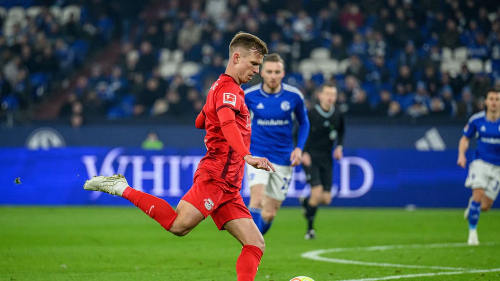 Dani Olmo setzt hier zum unhaltbaren Lupfer gegen Schalke 04 an.