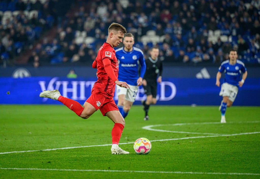 Dani Olmo setzt hier zum unhaltbaren Lupfer gegen Schalke 04 an.