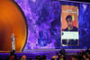 First Lady Jill Biden nimmt den Preis für den besten Song für sozialen Wandel im Namen von Shervin Hajipour für „Baraye“ bei der Verleihung der 65. Grammy Awards entgegen.