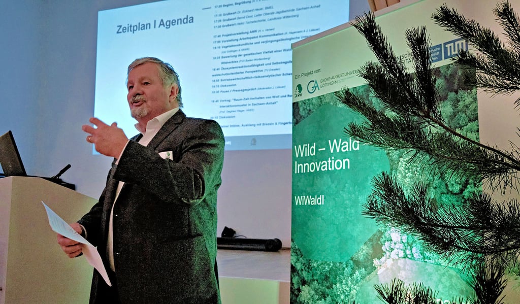 Hans von der Goltz, Projektverantwortlicher und Vorsitzender der Arbeitsgemeinschaft Naturgemäße Waldwirtschaft (ANW), hält bei der Auftaktveranstaltung zum Forschungsprojekt „Wild-Wald-Innovation“ einen Vortrag.