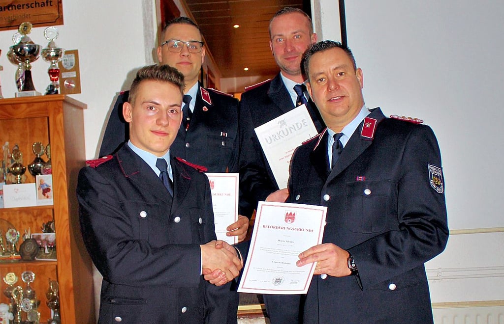 Moritz Schulze (vorn l.) wurde zum Feuerwehrmann und Benjamin Bode (hi. l.) zum Oberbrandmeister befördert, Matthias Kotter (vorn r.) und Sven Braunsdorf für 20 Jahre Mitgliedschaft geehrt.