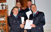 Moritz Schulze (vorn l.) wurde zum Feuerwehrmann und Benjamin Bode  (hi.  l.)  zum Oberbrandmeister befördert, Matthias Kotter (vorn r.) und Sven Braunsdorf für 20 Jahre Mitgliedschaft geehrt. 