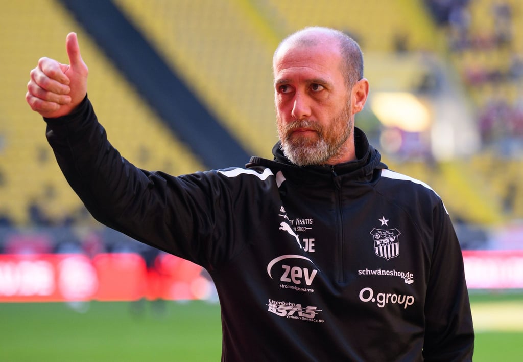 Zwickaus Trainer Joe Enochs steht im Stadion.