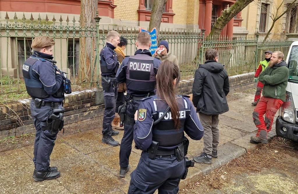 Polizeibeamte sind am Montagmorgen im Advokatenweg in Halle angerückt. Dort haben Anwohner gegen die Fällung dreier Bäume protestiert.