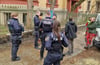 Polizeibeamte sind am Montagmorgen im Advokatenweg in Halle angerückt. Dort haben Anwohner gegen die Fällung dreier Bäume protestiert.