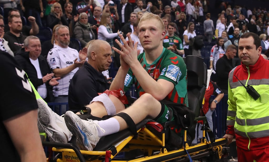 Magnus Saugstrup wird unter großem Applaus der Zuschauer mit verbundenem rechten Knie aus dem Innenraum gefahren.
