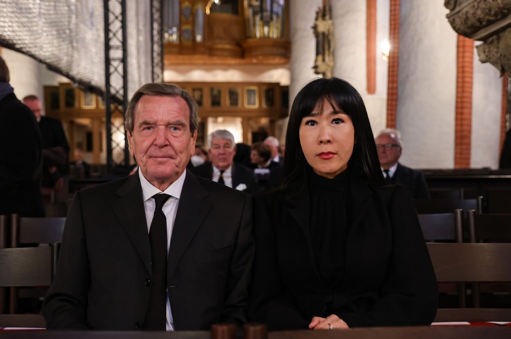 Der ehemaliger Bundeskanzler Gerhard Schröder und seine Frau So-yeon Schröder-Kim.)