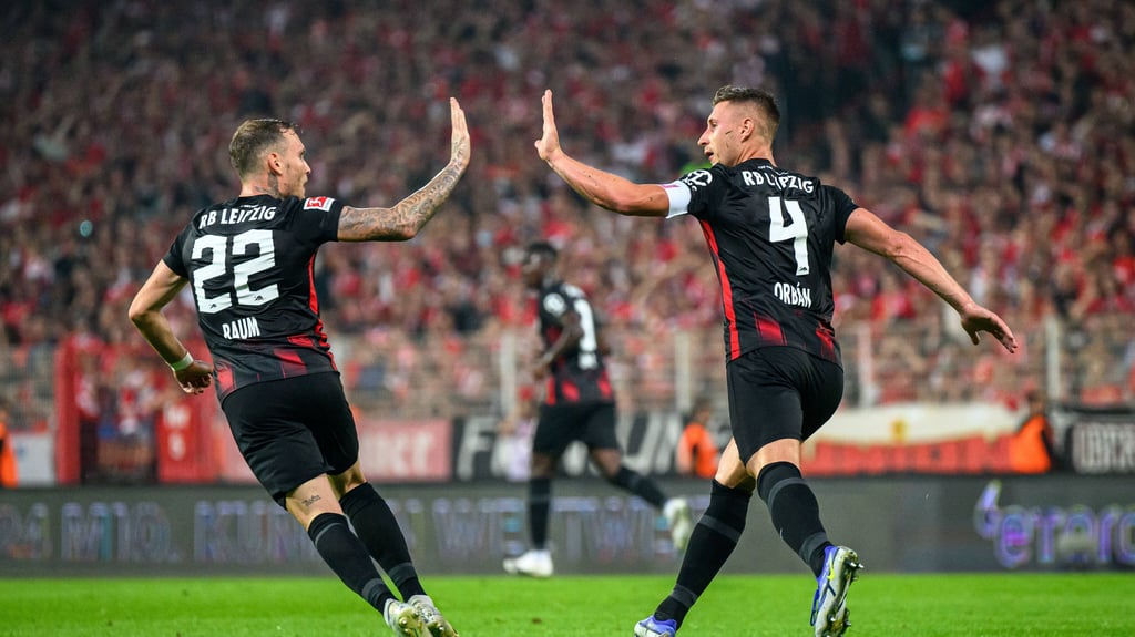 David Raum und Willi Orban klatschen ab.