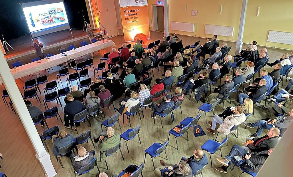 Im Saal des Dorfgemeinschaftshauses in Tarthun informierten sich rund 100 Bürger über die Möglichkeiten, die ein Anschluss an das Glasfasernetz bietet.