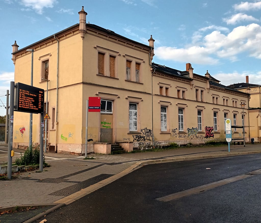 Die beiden aggressiven Männer verließen in Zerbst nach ihrer Attacke auf die Frau den Zug und verschwanden in der Stadt.