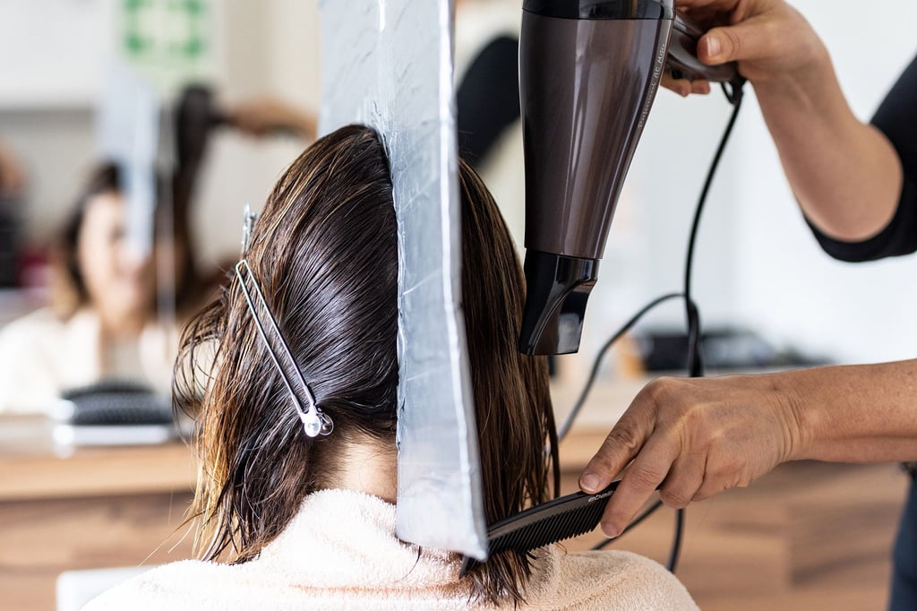 Getestet wurden die Haartrockner auch im Friseursalon.