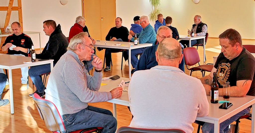 16 Skat- und sieben Rommeespieler saßen an den Tischen im Rossauer Dorfgemeinschaftshaus.
