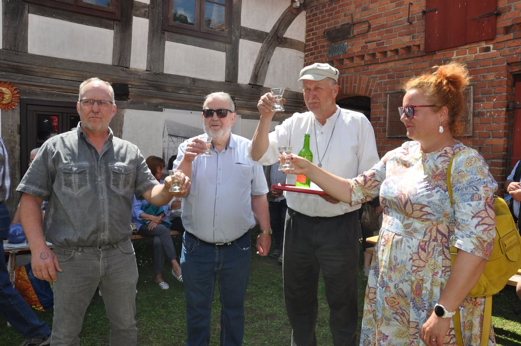 Mit "Kumpeltod", ein Aquavit, stießen Gardelegens Bürgermeister Mandy Schumacher, Friedrich-Wilhem Gille, Hans-Jürgen Osterann und Wiepkes Ortsbürgermeister Michael Becker im JUni vergangenen Jahres auf das Gelingen des 30. Mühlenfestes an.