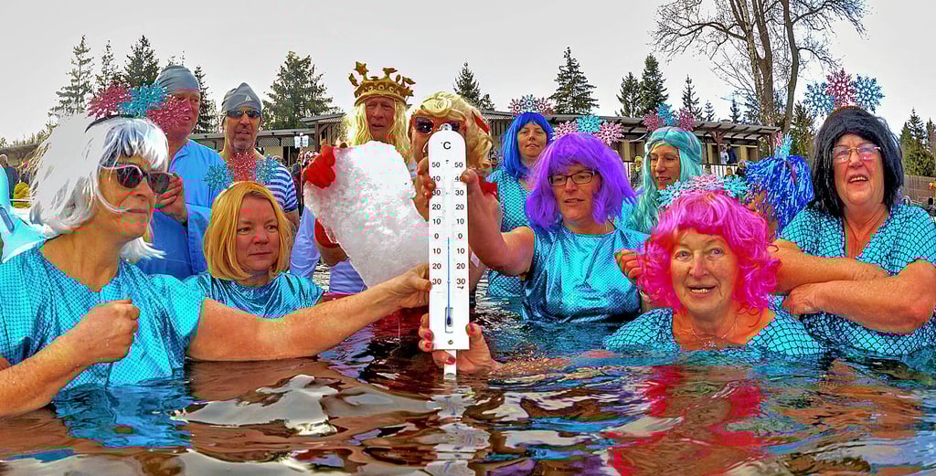 Die Wassertemperatur im Waldseebad Hasselfelde lag bei zwei Grad Celsius – wie die Eisperlen mithilfe des Thermometers feststellen, das die Magdeburger Eisröwer ihnen geschenkt hatten.
