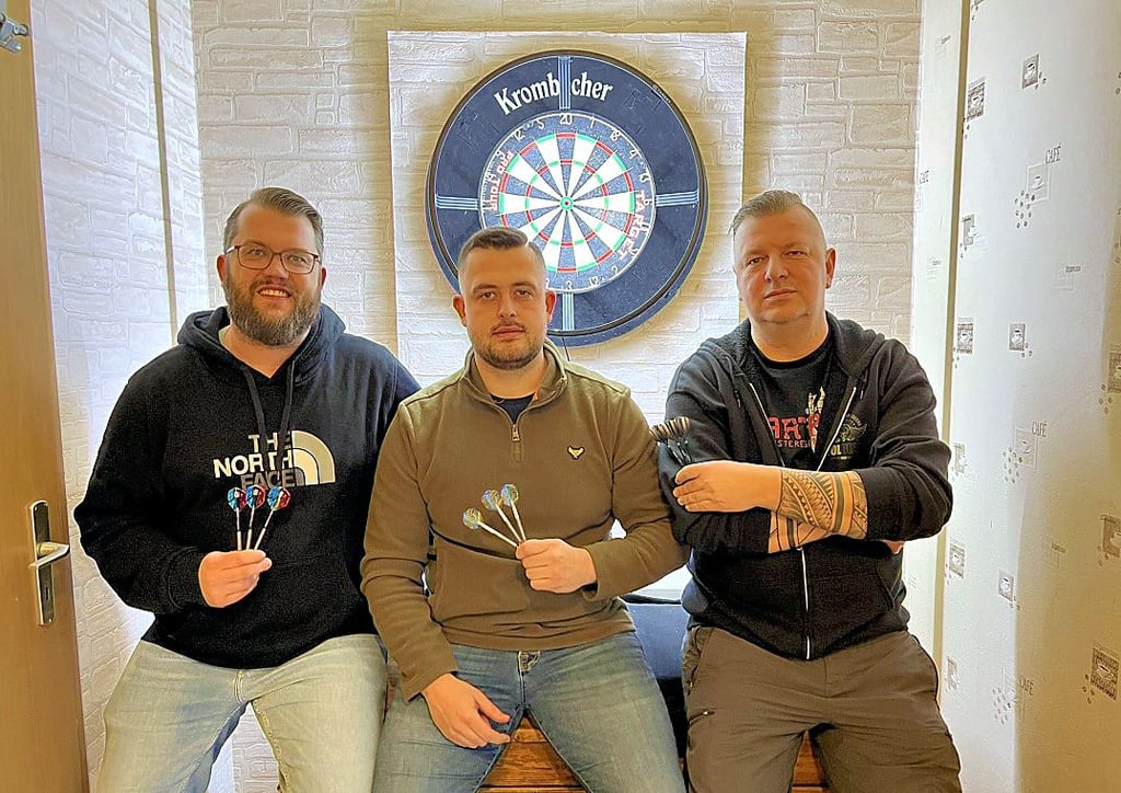 Möchten gern Darts im Verein spielen (von links): Marc Haake, Philip Sell und Steffen Hensel.