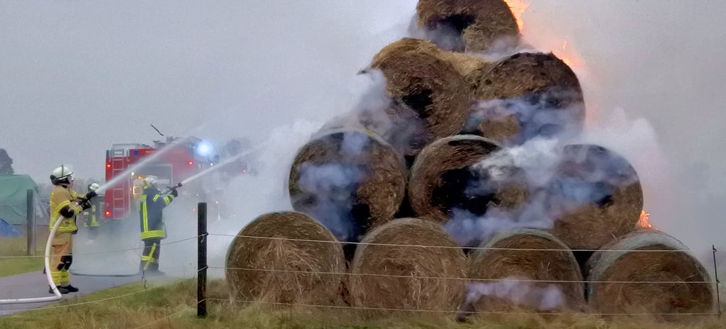 Mitte November 2021 stand diese Strohmiete in der Breitscheidstraße am Ortsausgang von Schönhausen in Flammen. Beim Löschen eilten auch die Wehren aus Hohengöhren, Fischbeck und Klietz zu Hilfe.