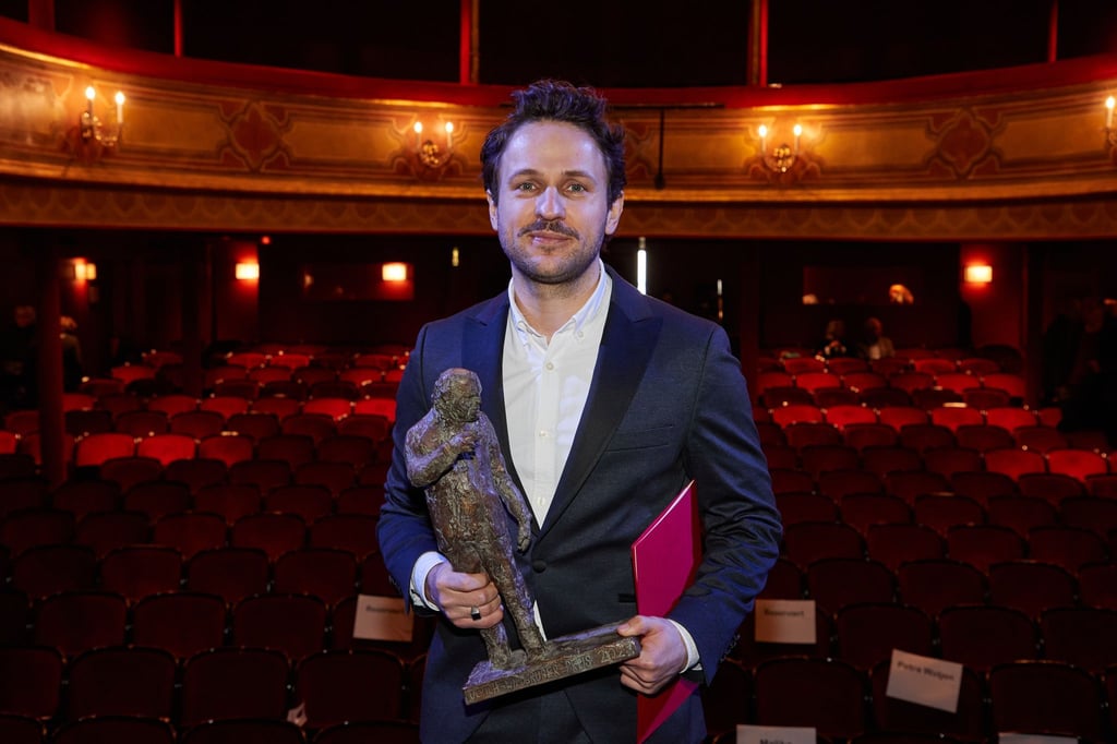Dimitrij Schaad nach der Verleihung des Ulrich-Wildgruber-Preises auf der Bühne im St. Pauli Theater.