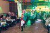 Die Zeitzer Karnevalisten marschieren am Sonnabendabend unter dem Beifall des Geußnitzer Publikums  in den Saal der Gaststätte Drei Eichen ein.