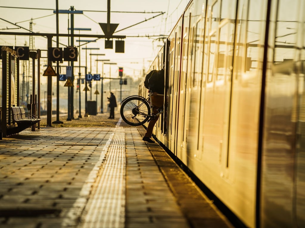 Ein Fahrgast steigt mit seinem Rad in eine S-Bahn.