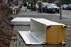 Eine ausrangierte Matratze und ein beschädigter Schrank liegen auf einem Gehweg. Berlin muss wegen Pannen nochmal wählen. Und mancher fragt sich: „Bekommen die eigentlich gar nichts hin?“