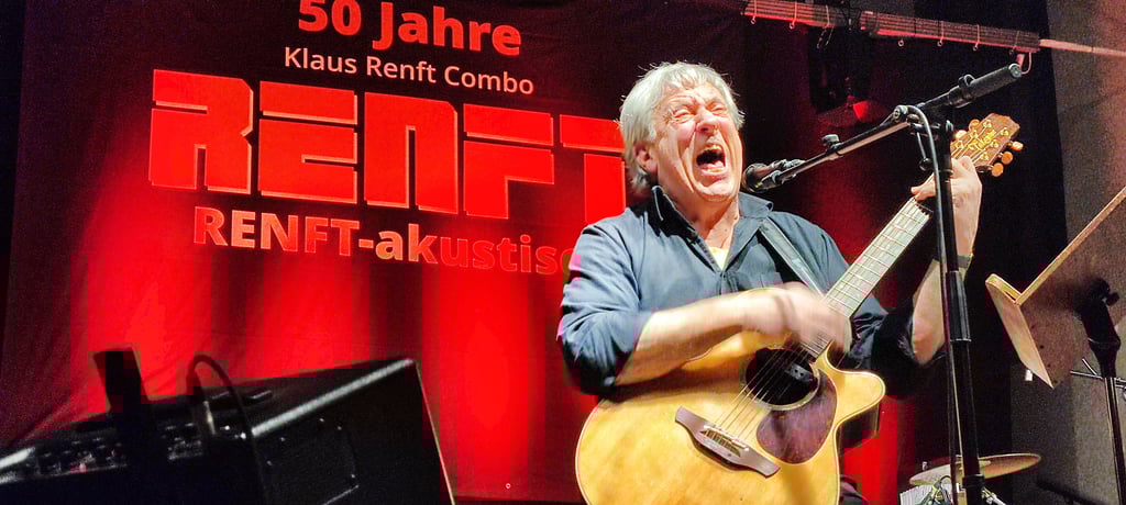 Thomas Schoppe von Renft beim Auftritt in der Ulrichskirche Halle.