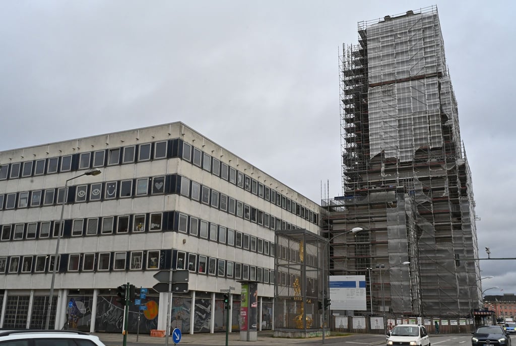 Direkt neben dem ehemaligen Rechenzentrum steht der wiederaufgebaute Turm der Garnisonkirche.