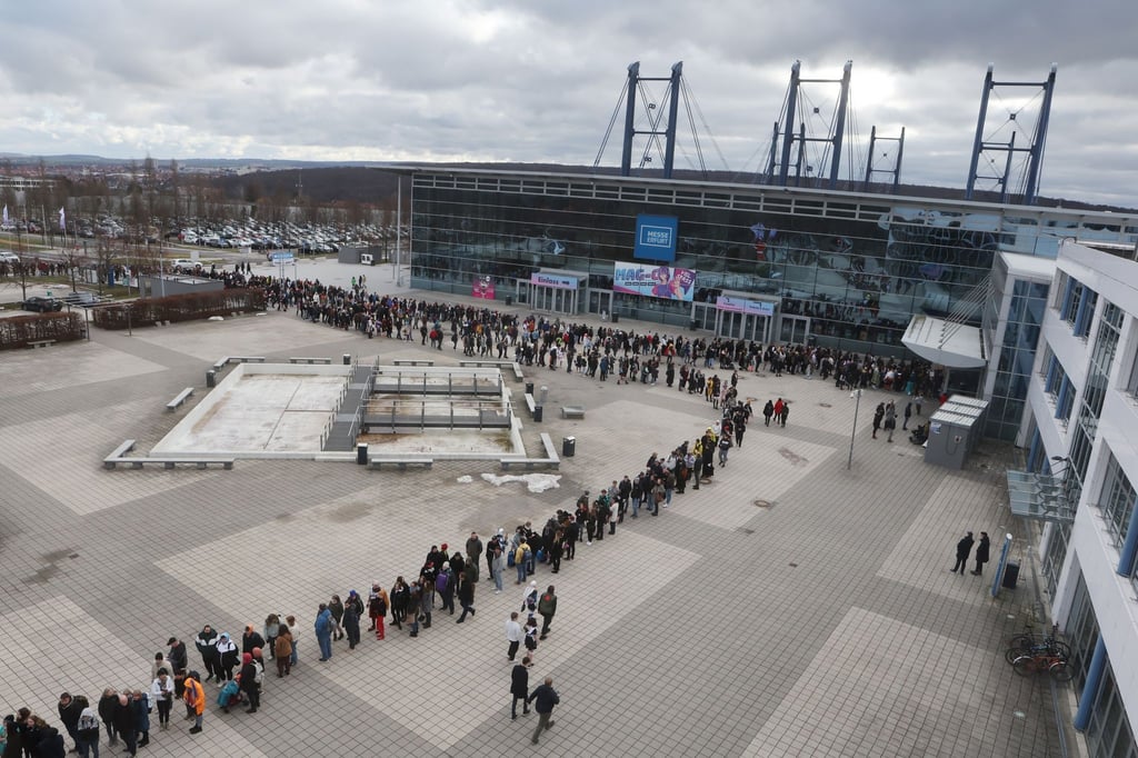 Zahlreiche Besucher stehen vor Beginn der Messe MAG-C - Community-Convention für Games, Cosplay, Anime und Manga auf dem Platz und warten auf Einlass.