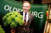 Der neue Oldenburger Grünkohlkönig Christian Lindner (FDP), Bundesfinanzminister, trägt eine Kohlkette und hält eine Grünkohlpflanze, auch bekannt als „Oldenburger Palme“, in den Händen.