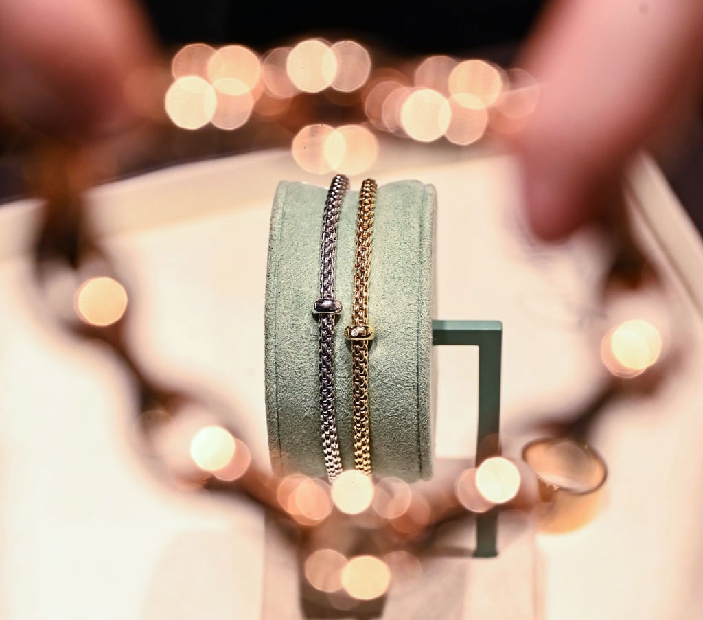 Armbänder aus Gold beim Juwelier: Auch vor der Schmuck- und Uhrenbranche macht die Inflation nicht Halt.