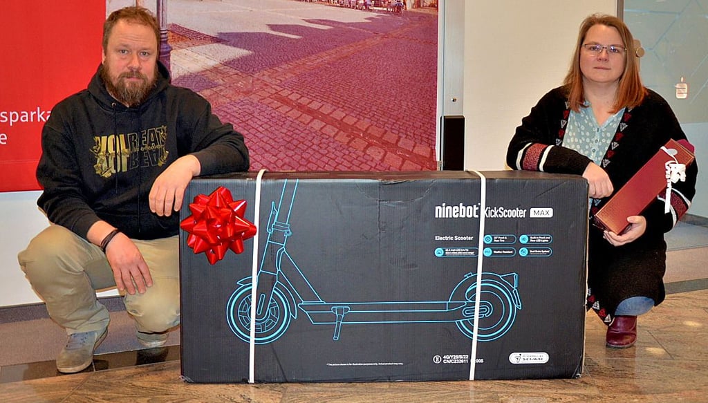 Das Los hat entschieden. Rene und Susan Gräger aus Emmeringen sind neue Besitzer eines E-Scooters.