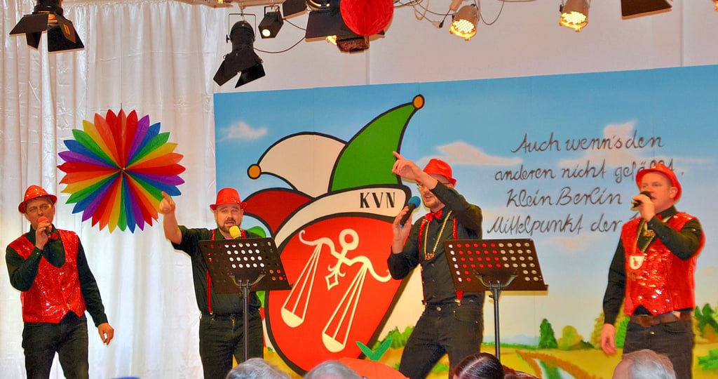 Die Hofsänger Thomas Buller, Alexander Müller, Dennis Krüger und Kevin Draß bringen Stimmung in den Saal. Das Publikum singt und schunkelt mit.