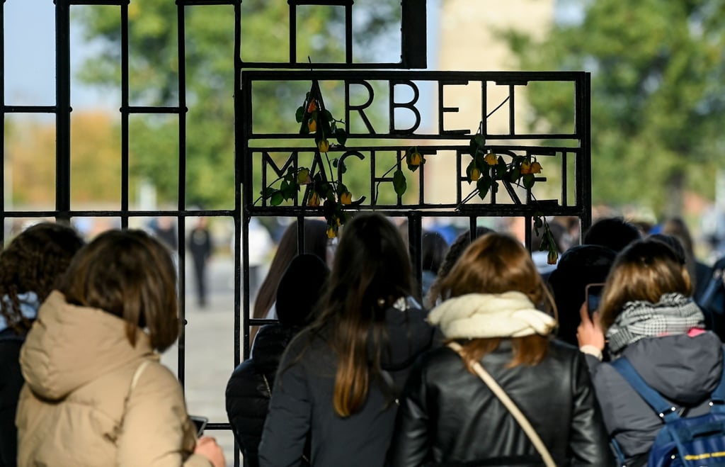 Besucher und Besucherinnen der Gedenkstätte und Museum Sachsenhausen.