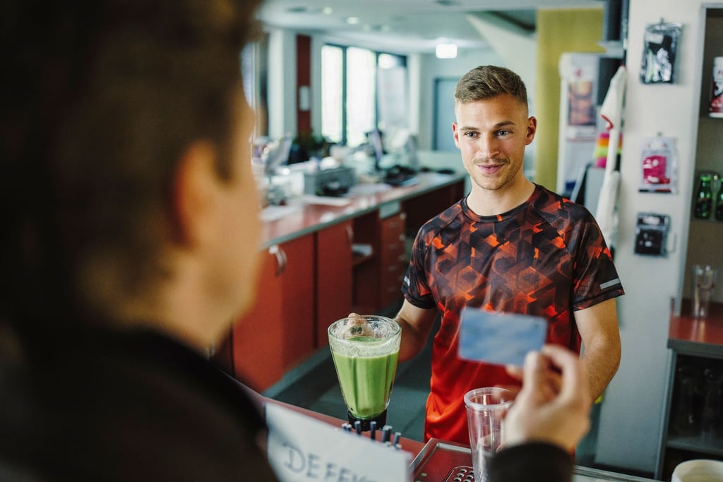 Fitnesstrainer Kenny (Joshua Kimmich, r) spricht mit Kalli Hammermann (Ferdinand Hofer) - eine Szene aus „Tatort: Hackl“.